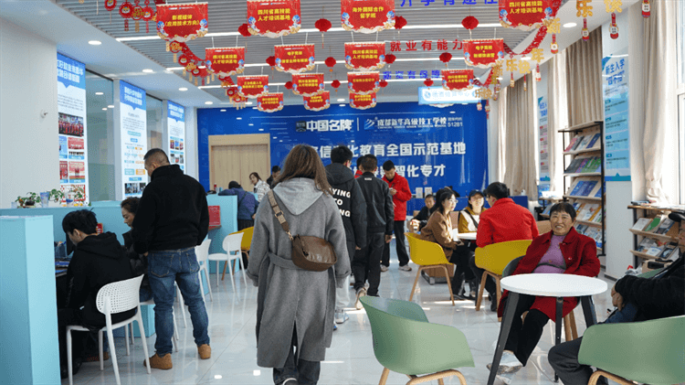 堅持熱愛，一往無前|來看她為什么選擇成都新華？