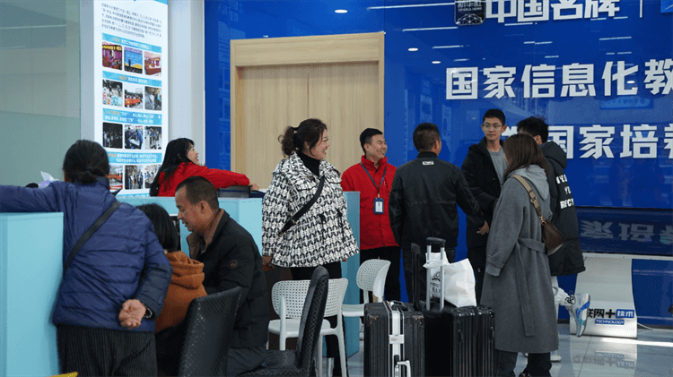 堅持熱愛，一往無前|來看她為什么選擇成都新華？