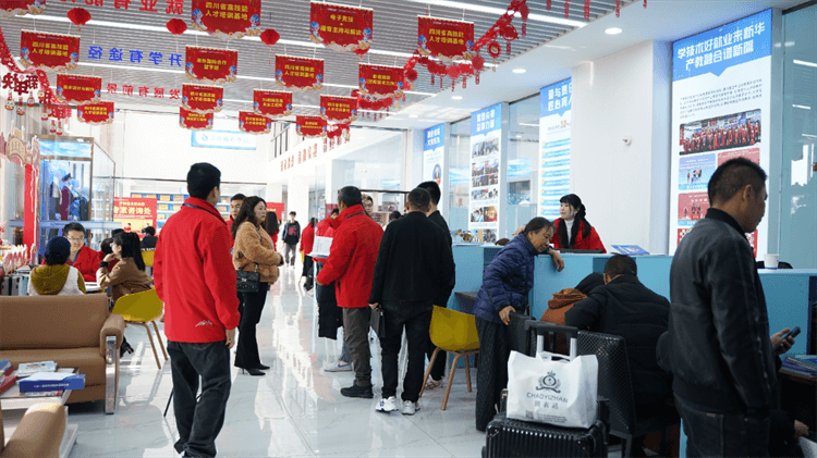 堅持熱愛，一往無前|來看她為什么選擇成都新華？