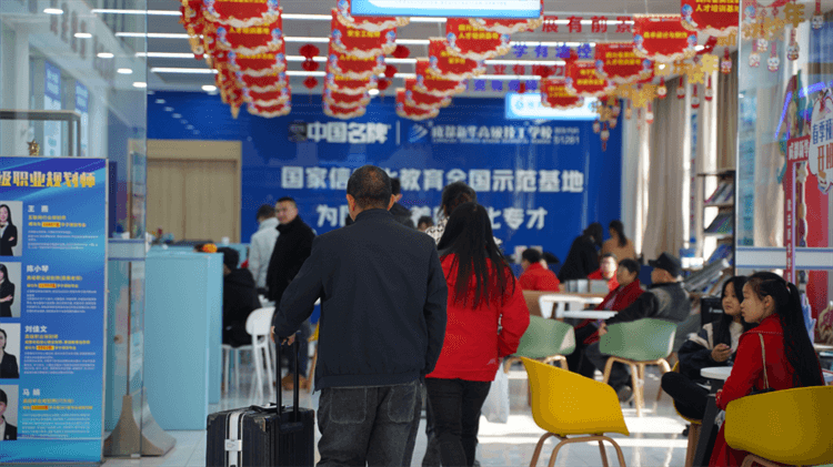 堅持熱愛，一往無前|來看她為什么選擇成都新華？