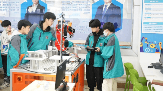 <b>2025年春季學(xué)位告急，千萬(wàn)不能錯(cuò)過(guò)春季報(bào)名！</b>