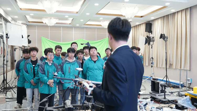 就業(yè)寒冬，初高中生考不上大學(xué)，出路到底在哪里